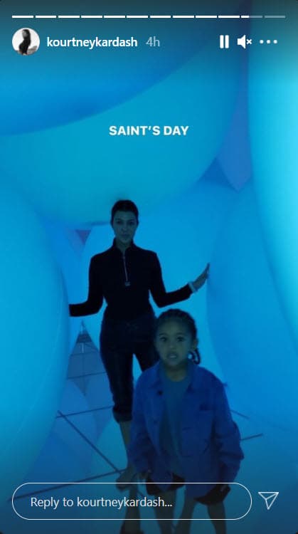 Algunas de las hermanas de la empresaria compartieron imágenes para felicitarlo, una de ellas fue Kourtney, "El día de Saint", se lee.
<br>