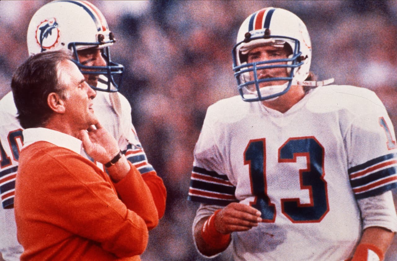 1. Dan Marino, Miami Dolphins | Jugó su único Super Bowl en la edición XIX a los 23 años, 127 días. Pasó para 318 yardas tras completar 29 de 50 envíos, tuvo 1TD y dos intercepciones. 49ers 38-16 Dolphins.