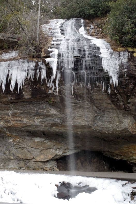 <b><a href="https://www.romanticasheville.com/bridal_veil_falls_highlands.htm" target="_blank">Bridal Veil Falls</a></b>. Bridal Veil Falls, cerca de Highlands, ha sido famosa durante generaciones como la única cascada en Carolina del Norte por la que se puede conducir. Sin embargo, la sección de la carretera detrás de las cataratas ahora está bloqueada para los automóviles por seguridad. Esto le permite a los visitantes caminar detrás y disfrutarlo más.