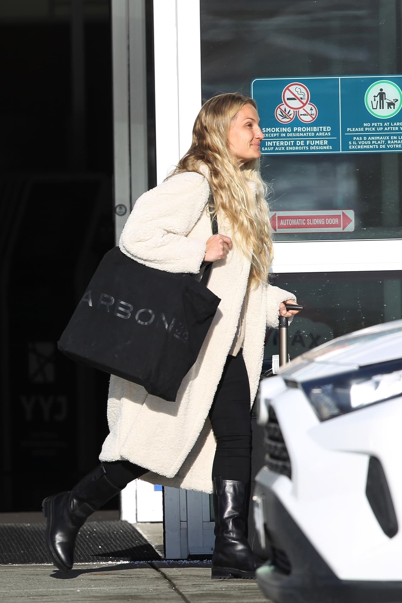 Meghan Markle fue al aeropuerto 
<b>a buscar a su amiga, la instructora de pilates Heather Dorak</b>, con quien pasaría unos días.