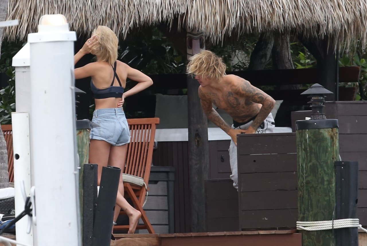 A eso le siguió una cena en el restaurante italiano
<b> <a href="http://casatuacucina.com/">Casa Tua</a></b>, y luego salieron al club nocturno
<b> <a href="https://www.livnightclub.com/">Liv</a></b>, donde estuvieron 
<b>agarrados de manos</b>, bailando y demostrándose cariño en un balcón VIP, según fuentes de 
<b><a href="http://www.tmz.com/2018/06/11/justin-bieber-hailey-baldwin-reunite-church-live-miami/">TMZ</a></b>.