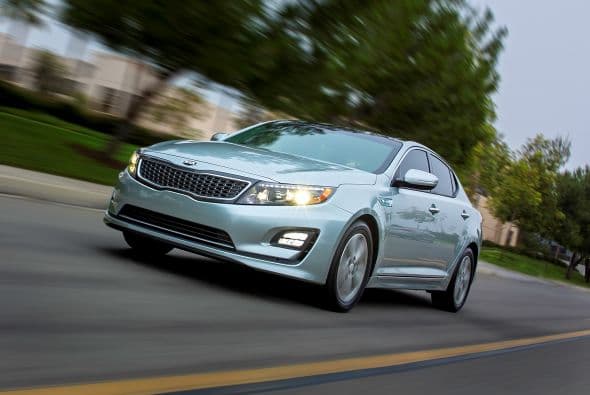 Kia Optima Hybrid 2015- Este continua con la transformación del diseño exterior de Kia, revelando un lenguaje totalmente nuevo que se destaca por su dinámica y un perfil aerodinámico. Según la marca, este modelo dispone en su interior un nivel de comodidades que lo diferencia de sus competidores.
