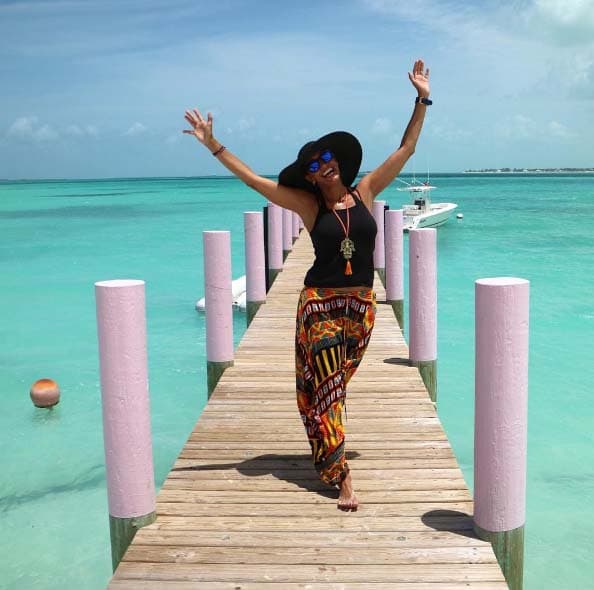 Lili lució sus piernas de impacto.