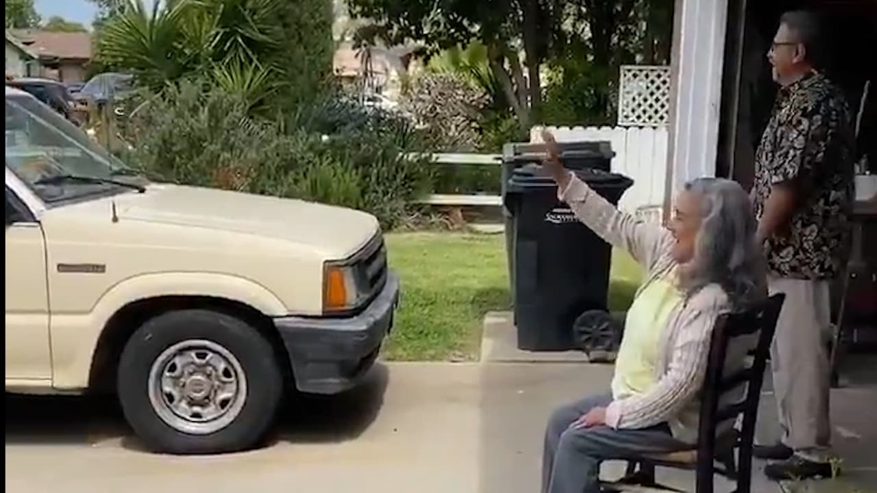 La Policía de Sacramento publicó en redes sociales un video dedicado a Elvira Mendiola, quien cumplió 93 años este mes.