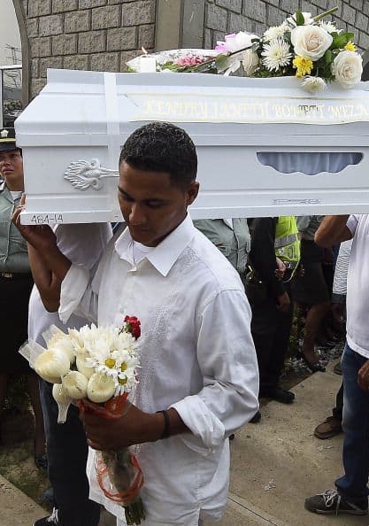 Cabizbajos y entre lágrimas, los pobladores de Fundación dieron el último adiós a sus niños.