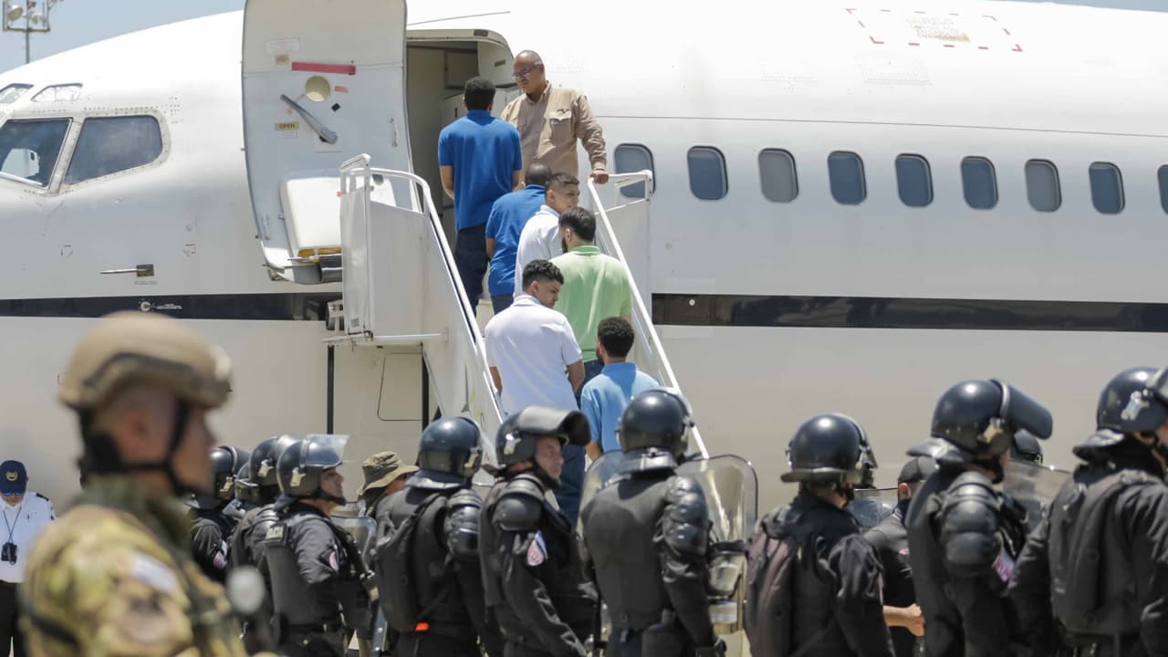 Venezuela libera más presos políticos mientras sus inmigrantes regresan denunciando maltrato en el CECOT