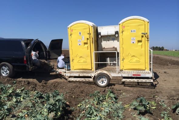Otro de los legados de César Chávez, baños para los trabajadores y agua para beber en el campo.