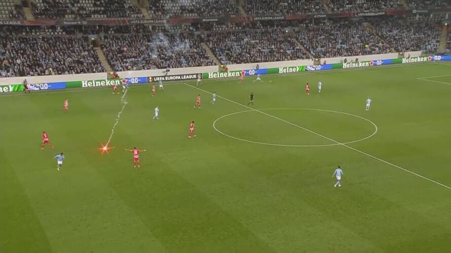 Interrumpen el partido Malmö-Union Berlín por lanzamiento de bengalas