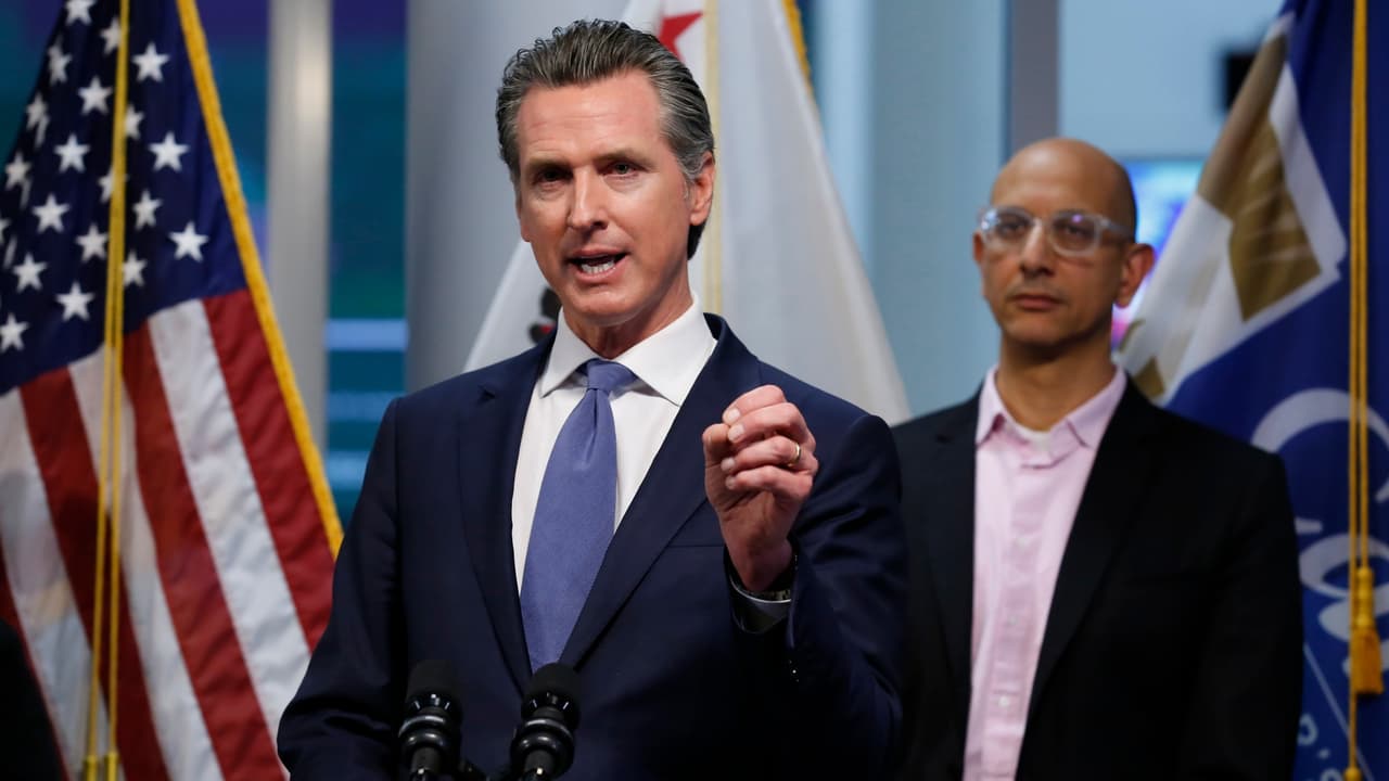 <b>Cheque de estímulo estatal.</b>
<br>
<br>El gobernador 
<a href="https://www.univision.com/temas/gavin-newsom">Gavin Newsom</a> incluyó en su paquete presupuestal para 2021-2022 un 
<a href="https://www.univision.com/local/san-francisco-kdtv/quienes-califican-al-cheque-de-estimulo-de-600-dolares-en-california">estímulo directo de $600 dólares</a> para los californianos de bajos recursos que comenzarán a llegar después de que presenten su declaración de impuestos.
<br>
<br>Bajo la nueva ley, casi seis millones de californianos se beneficiarían de estos pagos directos, incluidos los indocumentados que presenten su 
<a href="https://www.univision.com/local/san-francisco-kdtv/cheques-de-estimulo-creditos-tributarios-california-coronavirus">declaración de impuestos utilizando un número ITIN</a>, o las personas sin papeles que tienen hijos ciudadanos.