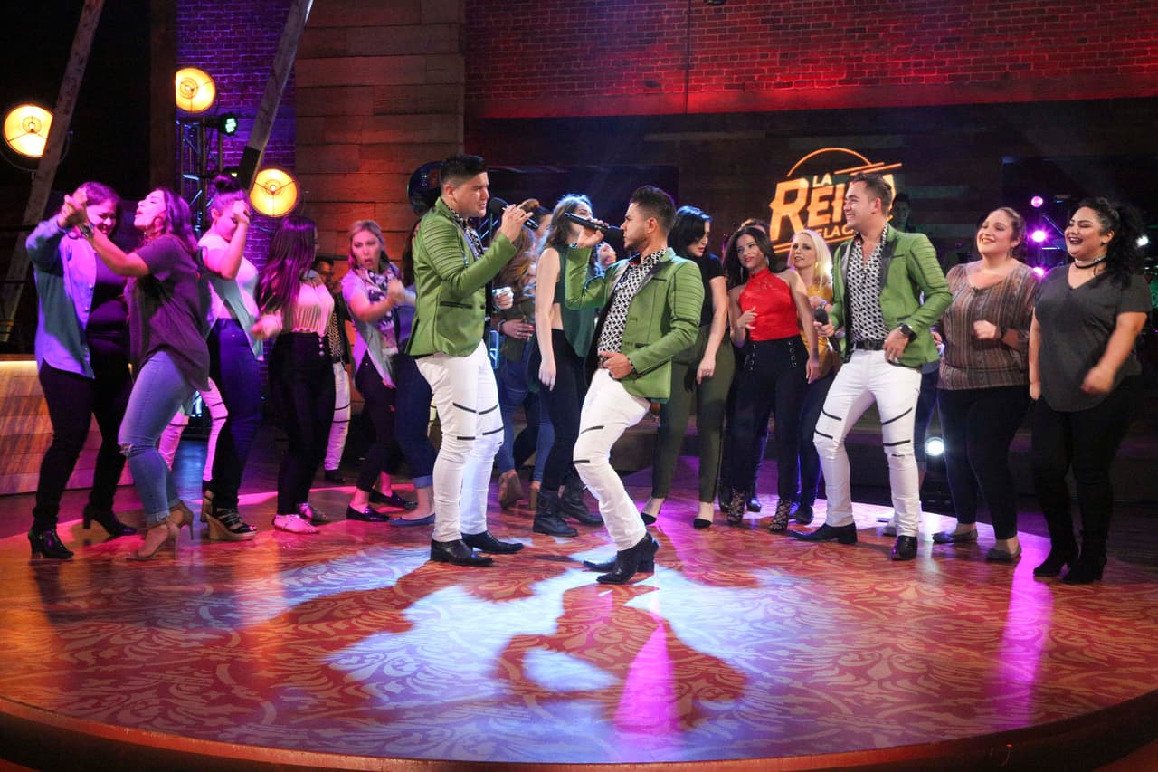 La Reina de la Canción se engalanó con la visita de Banda Carnaval, quienes interpretaron su éxito 'Ella es mi mujer' para todas las concursantes y aprovecharon para mostrar sus mejores pasos de baile.