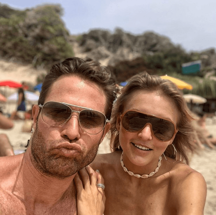 Desde hace 6 años, Angelique Boyer ha mantenido
<b><a href="https://www.univision.com/famosos/9-parejas-famosas-que-nos-hacen-creer-que-el-amor-eterno-si-existe-fotos" target="_blank"> una relación muy estable </a></b>con Sebastián Rulli. 
<br>