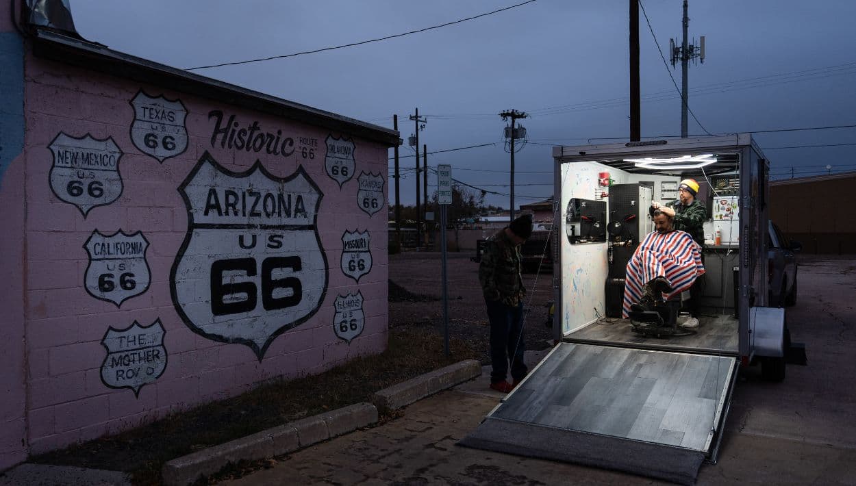 Rana Bal se corta el cabello con Daniel Bailon dentro de una barbería móvil en Holbrook, Arizona, un pueblo ubicado sobre la histórica Ruta 6.
<br>