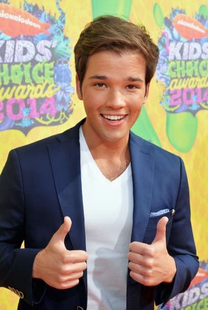 ¡Pareciera que este año la tendencia a seguir entre el público masculino fue el color azul, pues Nathan Kress también llevó un saco en este color!