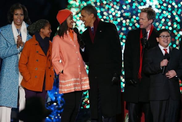 El mandatario bromeó sobre el nuevo árbol de Navidad que hoy fue iluminado, ya que según relató, fue arrancado por la tormenta y, aunque fue replantado, no logró sobrevivir.