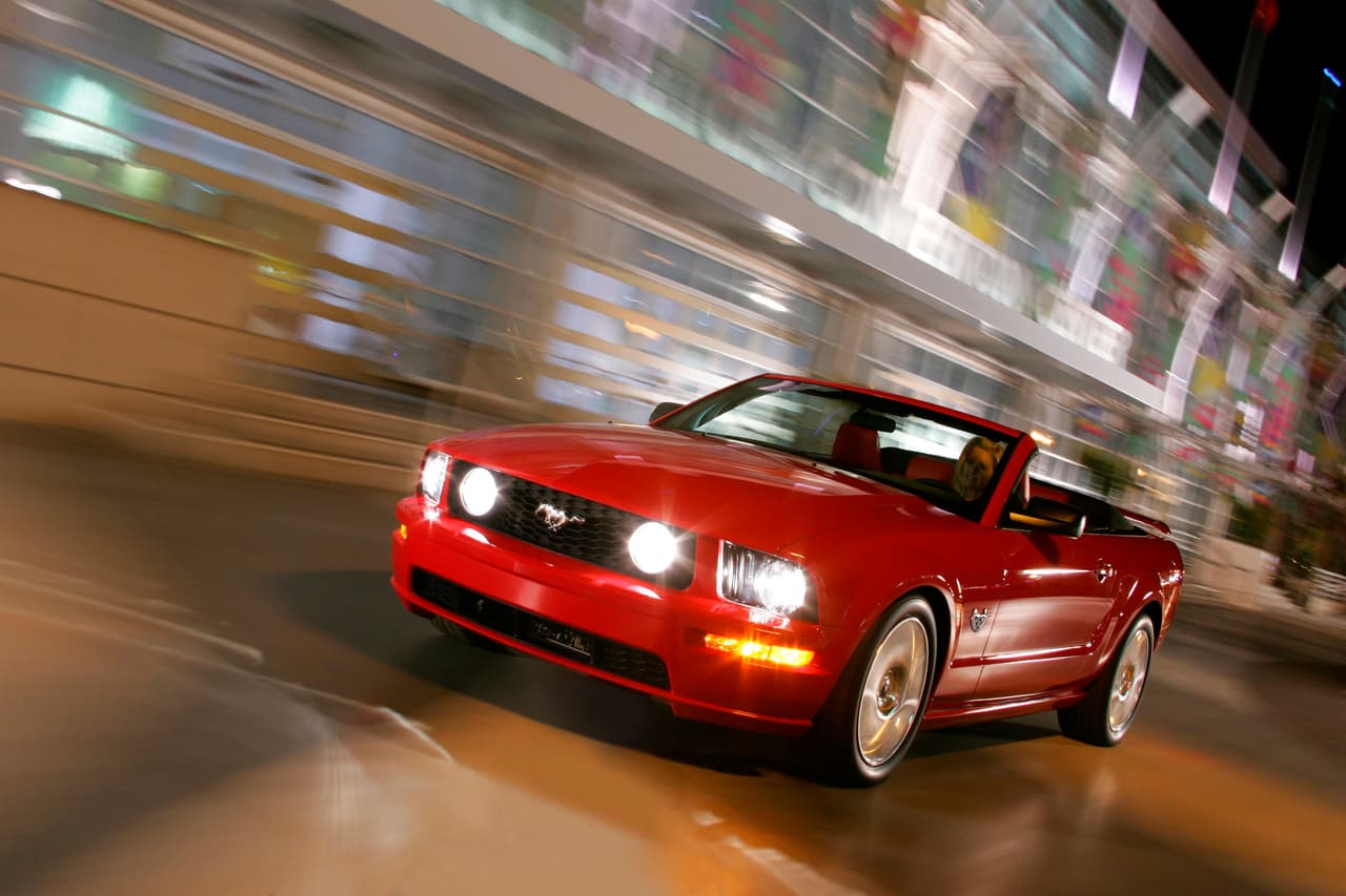 En 2004 llega la 
<b>quinta generación del Ford Mustang</b>, con un estilo nostálgico que no tardó en capturar la imaginación de una nueva generación de compradores de vehículos aunque sin llegar a los niveles de histeria de 40 años atrás. El nuevo Mustang fue un enorme éxito para Ford. Irónicamente también sirvió de estímulo para que Chevrolet y Dodge revivieran a sus difuntos Camaro y Challenger respectivamente.