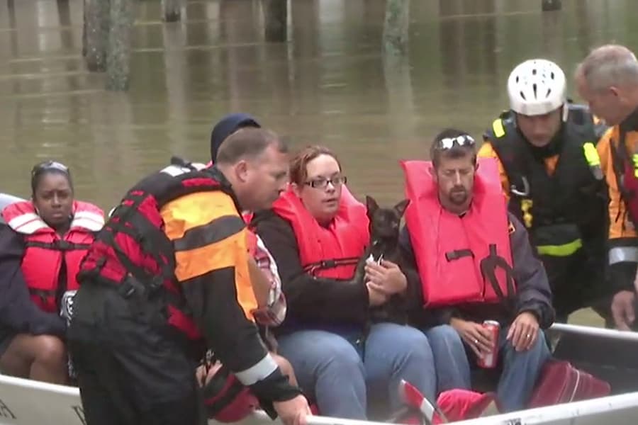 Decenas de familias residentes del complejo de apartamentos One Westfield Lake tuvieron que ser rescatadas.