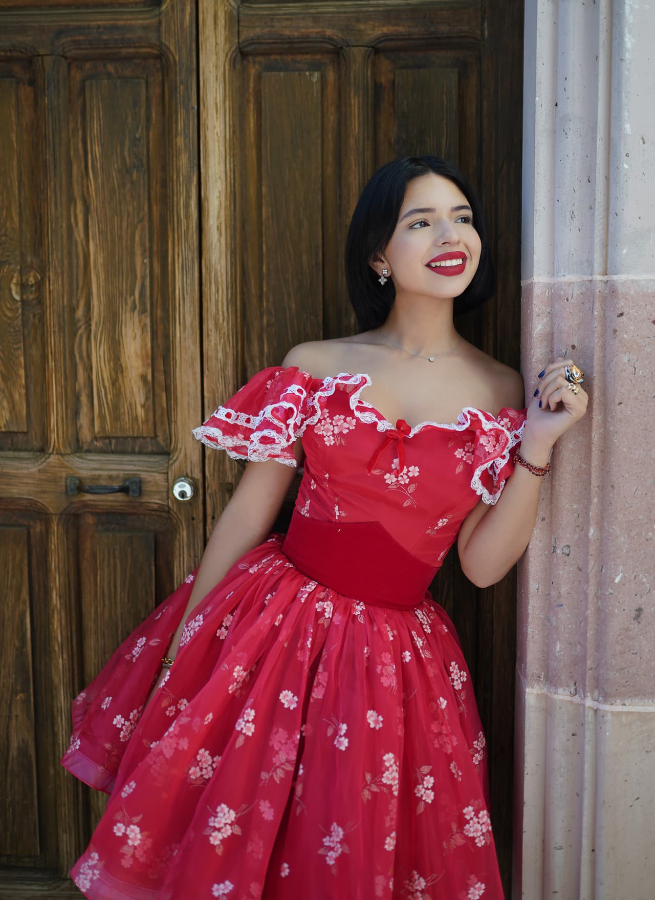 Además de ser parte de los artistas que se presentarán en el escenario de Premios Juventud, 
<b><a href="https://www.univision.com/shows/premios-juventud/angela-aguilar-nominaciones-a-premios-juventud-2021" target="_blank">Ángela Aguilar</a></b> sumó tres nominaciones a los galardones de este año. Con el tema 'Dime Cómo Quieres' en conjunto con Christian Nodal, la integrante más pequeña de la dinastía Aguilar figura en las categorías a 
<b>Mejor Canción Mariachi-Ranchera, Track Viral Del Año y Canción Del Año</b>.