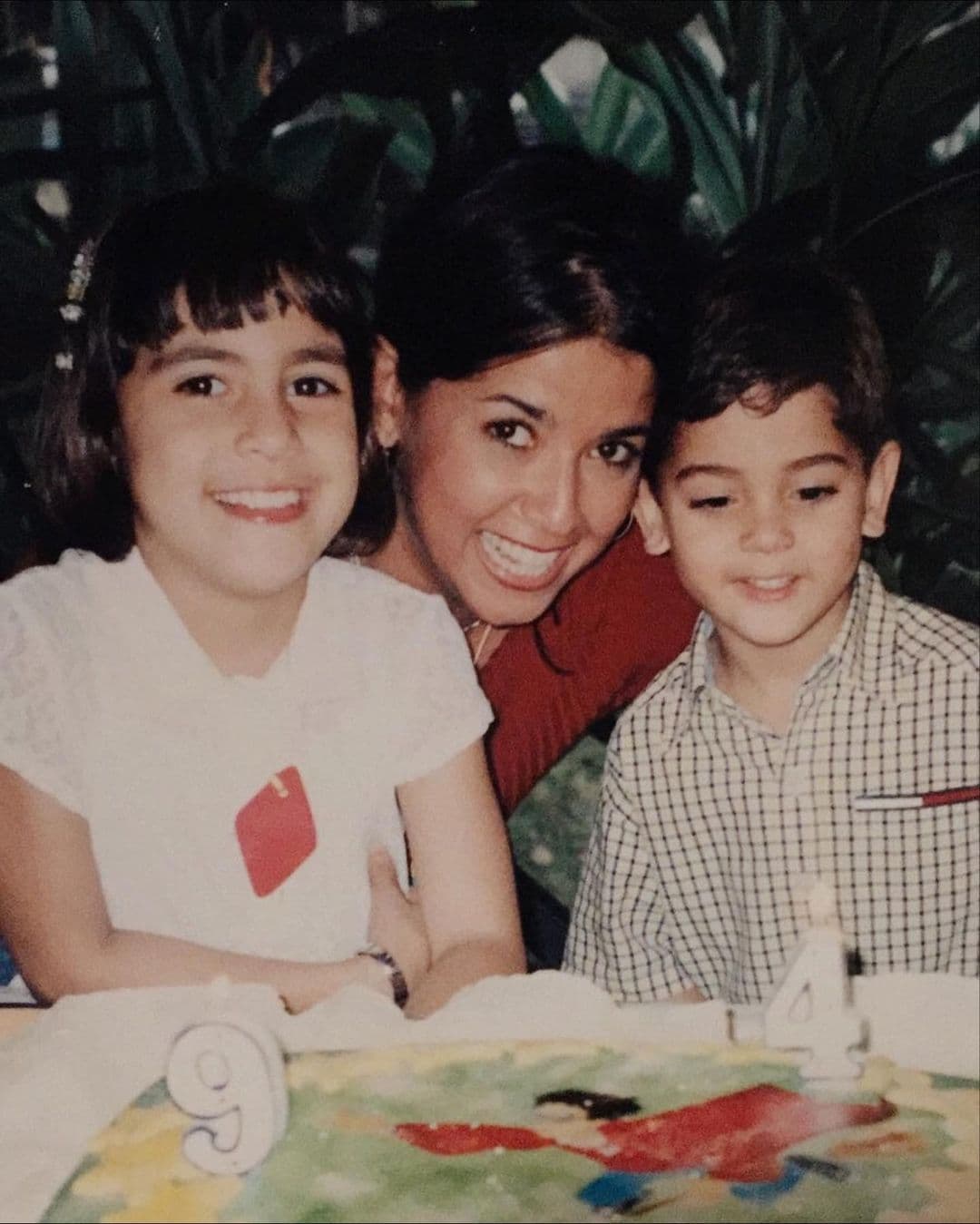 Jessi es una joven muy familiar y aquí la vemos en su niñez junto a su madre y su hermano.