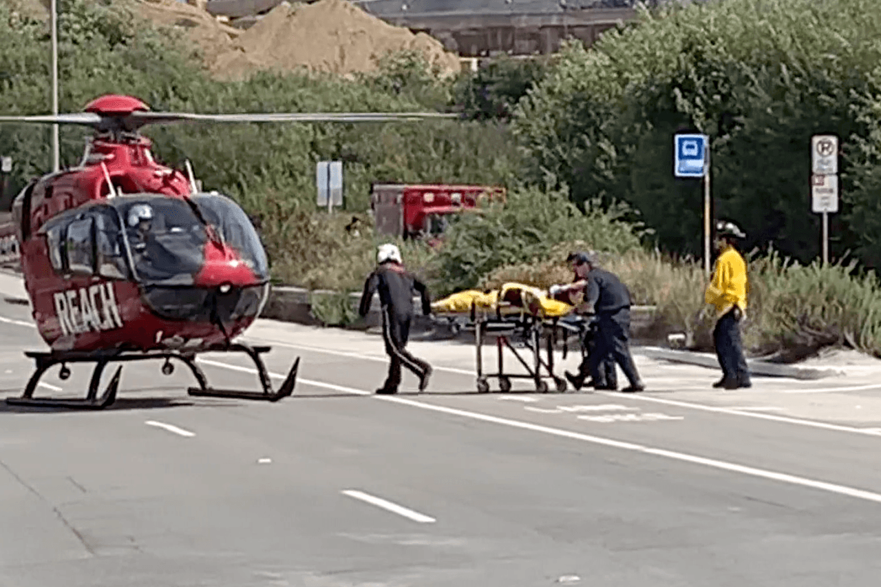 Inicialmente, se reportó una persona muerta en la escena y otras dos fueron transportadas de emergencia y vía helicóptero a un hospital local en condición crítica.