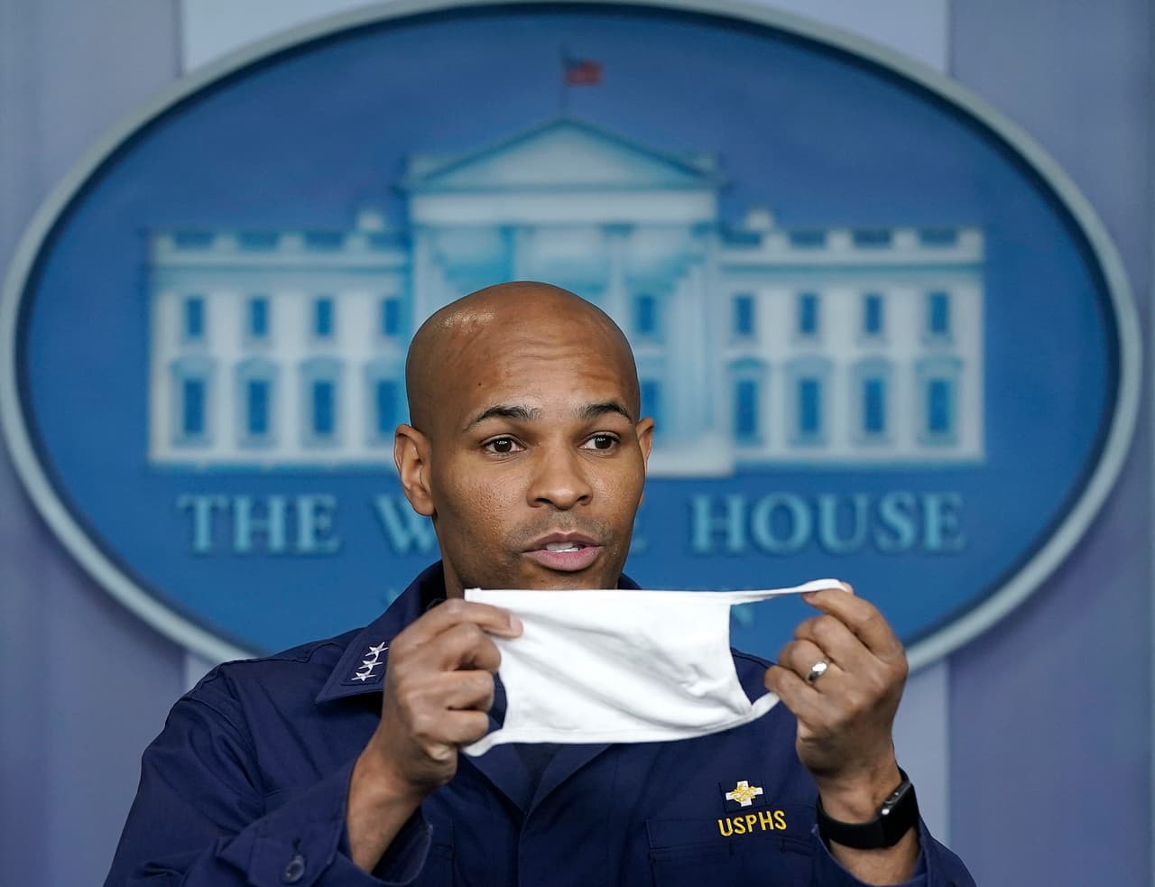 Doctor Jerome Adams, médico general de EEUU.