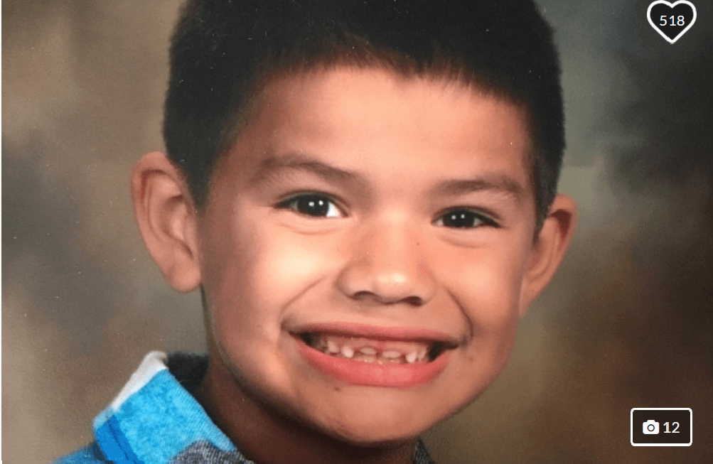 En la víspera de año nuevo, 
<b>Cisco Galvez</b>, de 7 años de edad, 
<a href="https://www.univision.com/los-angeles/kmex/noticias/salud/cuales-son-las-posibles-complicaciones-de-la-influenza-o-como-una-gripe-puede-matarte">falleció por una complicación cardíaca causada por la gripe</a> en San Bernardino, California. Cuando presentó dificultad para respirar, su madre lo llevó a la sala de urgencias, pero los médicos pensaron que era asma, le dieron el tratamiento y lo enviaron a casa. Los síntomas empeoraron y al volver al hospital era demasiado tarde. El niño no había recibido la vacuna.