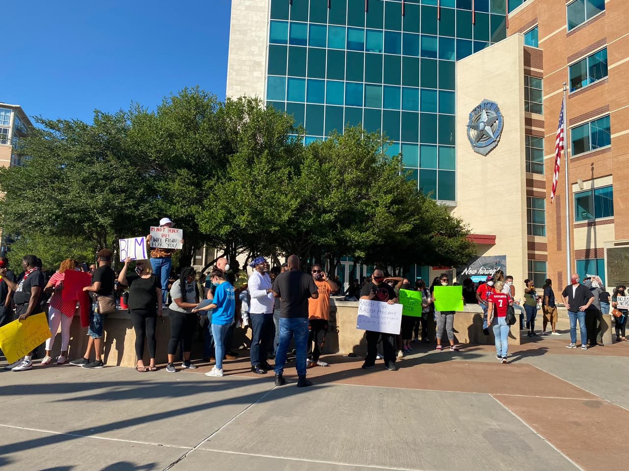 “Vamos a hacer que se respete las leyes de la ciudad”, dijo la jefa de la policía de Dallas, Reneé Hall.