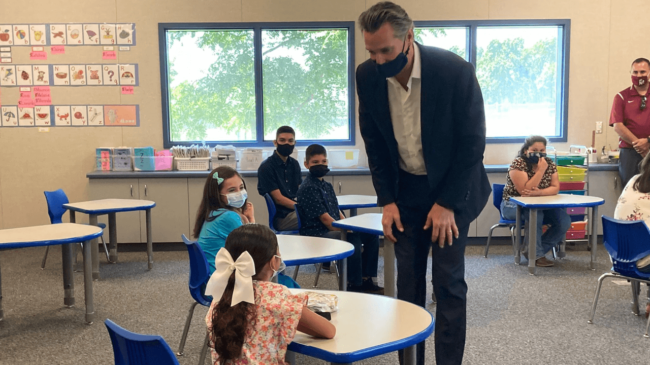 Newsom destacó que lo único que puede hacer que los niños tengan un mejor desarrollo es el acceso a oportunidades y que nada distingue a los niños que viven en otras zonas de Califonia respecto de los de la escuela que visitó.
<br>