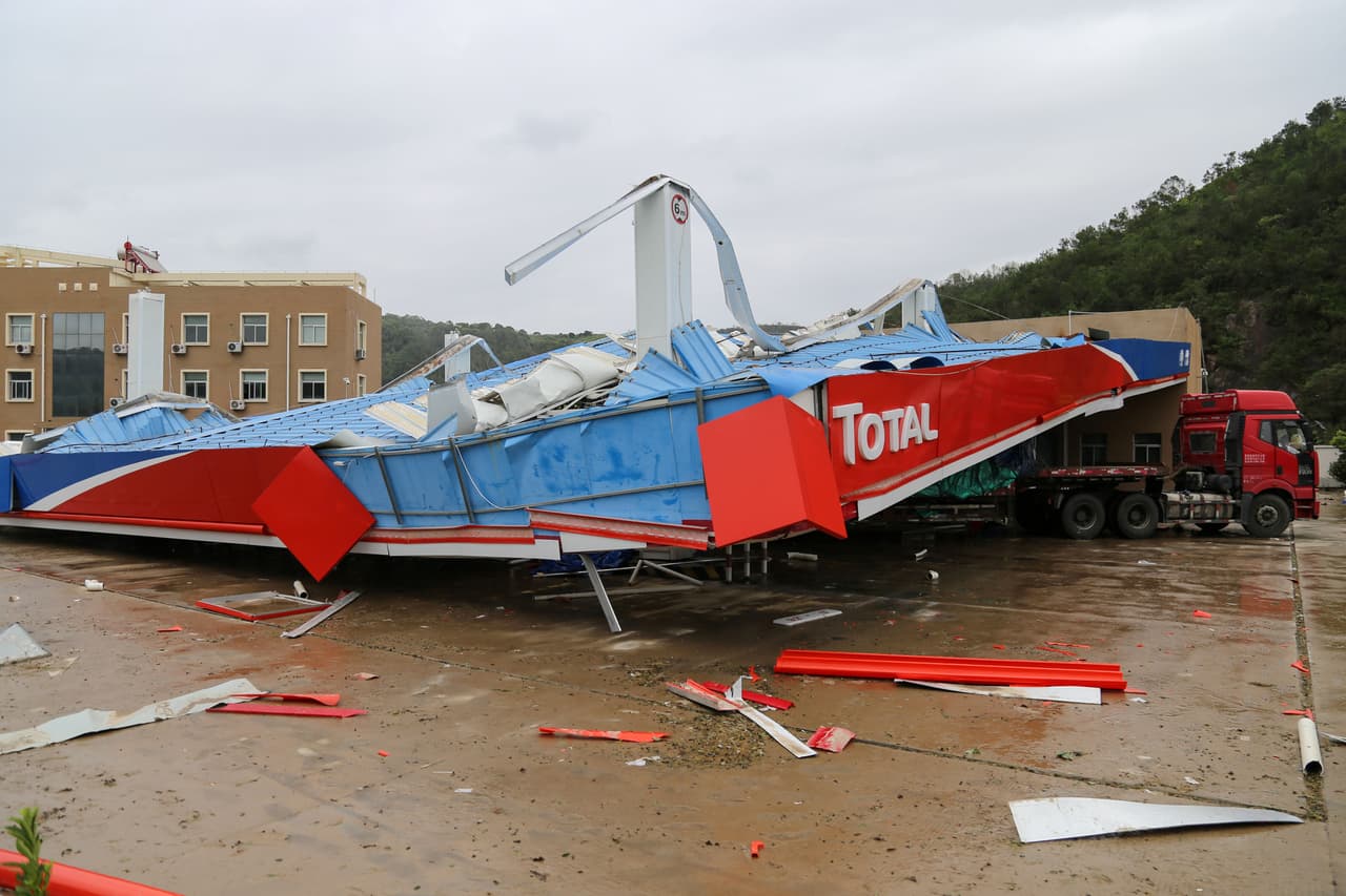 Según la agencia AP, el número de muertes ascendió a 33 este domingo y podría aumentar en las próximas horas. China seguirá siendo afectada por fuertes lluvias, por lo que cientos de vuelos y trenes han sido cancelados en las regiones más golpeadas.