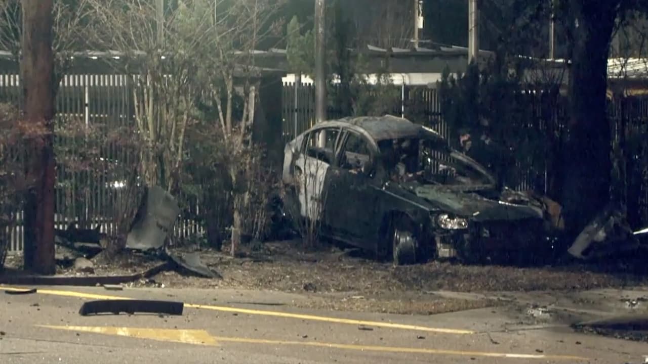 El automóvil se prendió en fuego y las cuatro personas en su interior fallecieron.