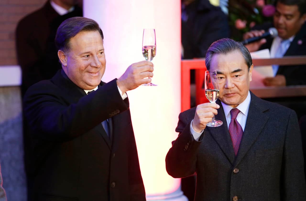 El presidente panameño Juan Carlos Varela, izquierda, y el canciller chino Wang Yi brindan durante la inauguración de la embajada panameña en China, ubicada en Beijing, el jueves 16 de noviembre de 2017. (Jason Lee/Foto Pool vía AP)