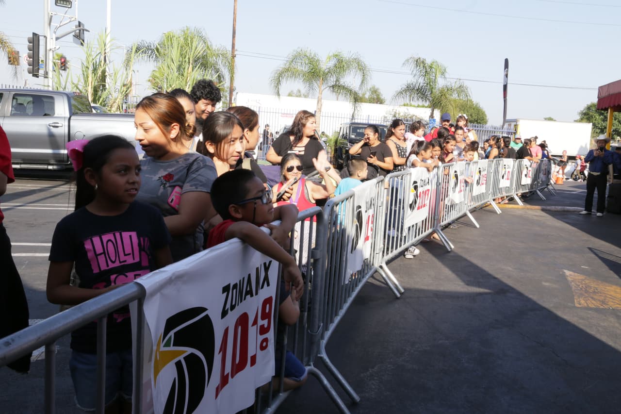 Y no les importó esperar en medio de una ola de calor que sobrepasaba los 100 grados.
<br>
