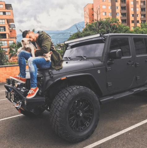 Cuando los tiene cerca, Maluma no pierde un minuto añoñándolos.