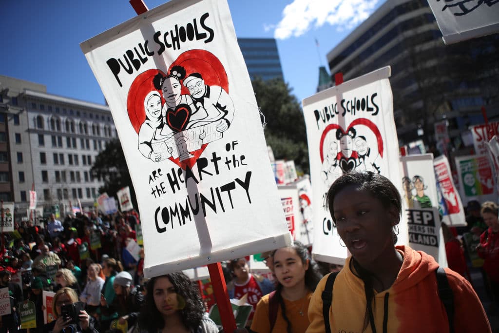 "Las esculas públicas son el corazón de la comunidad". Cientos de estos carteles inundaron la Plaza Frank Ogawa, donde los profesores realizaron su primer mitin frente al al Ayuntamiento de Oakland.