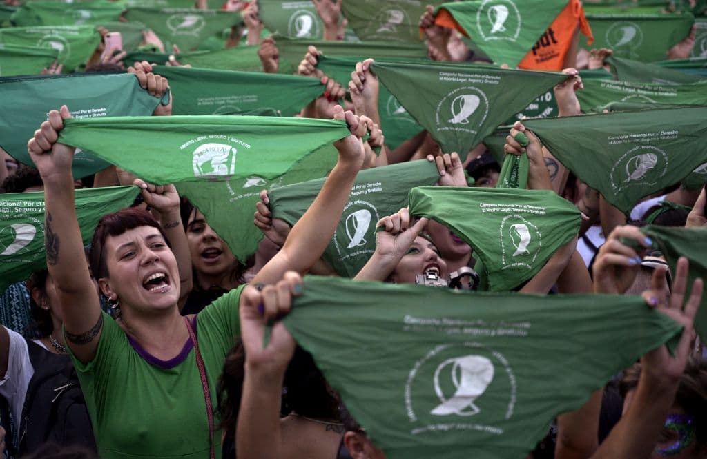 El aborto clandestino es la
<a href="https://www.univision.com/noticias/abortos/el-aborto-legal-pasa-la-primera-prueba-en-argentina-ahora-ira-al-senado"> <u>principal causa de muerte materna</u></a> en 17 de las 24 provincias de Argentina
<b>. </b>Según los datos de Amnistía Internacional, se producen cerca de medio millón de abortos clandestinos cada año. Por eso las argentinas continúan en la lucha, liderando y energizando al movimiento feminista en la región.