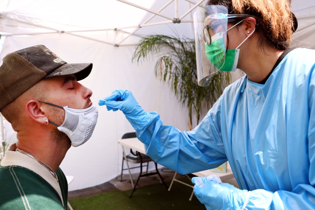 Casos de covid-19:
<a href="https://www.azdhs.gov/covid19/data/index.php" target="_blank">El Departamento de Servicios de Salud de Arizona </a> (ADHS, por sus siglas en inglés) reporta 12 decesos adicionales y 1,475 nuevos contagios por coronavirus este martes 27 de julio. Con estas cifras el numero de muertes asciende a 18,183 mientras que el de contagios llega a 920,084.
<br>