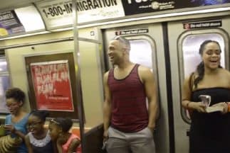 El elenco del "Rey León" cantó en el Metro de Nueva York