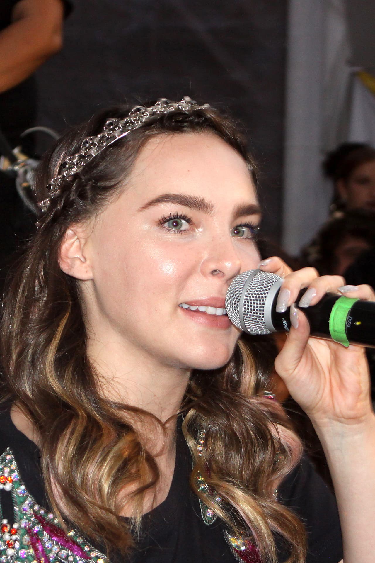 Mientras que en octubre de 2014 la cantante fue noticia por denunciar en su Facebook al periodista mexicano Alejandro Páez Varela, del portal sinembargo.mx, como pedófilo, reportó en esa ocasión 
<b><a href="https://peopleenespanol.com/article/belinda-pide-ayuda-en-twitter-para-reportar-el-hackeo-de-su-cuenta-de-facebook/" target="_blank">People en español</a></b>.