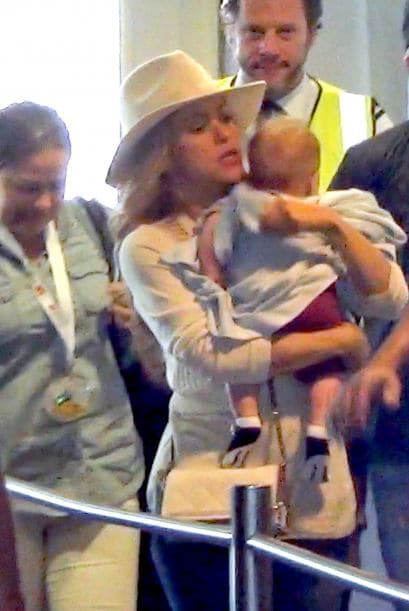 Así llegaron Shakira y Sasha al aeropuerto de Berlín.