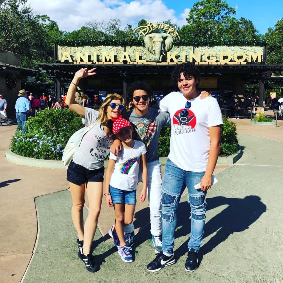 Pero para los gemelos eso no es importante, y se la llevan también a ver a su papá Eduardo Santamarina en algunas ocasiones.