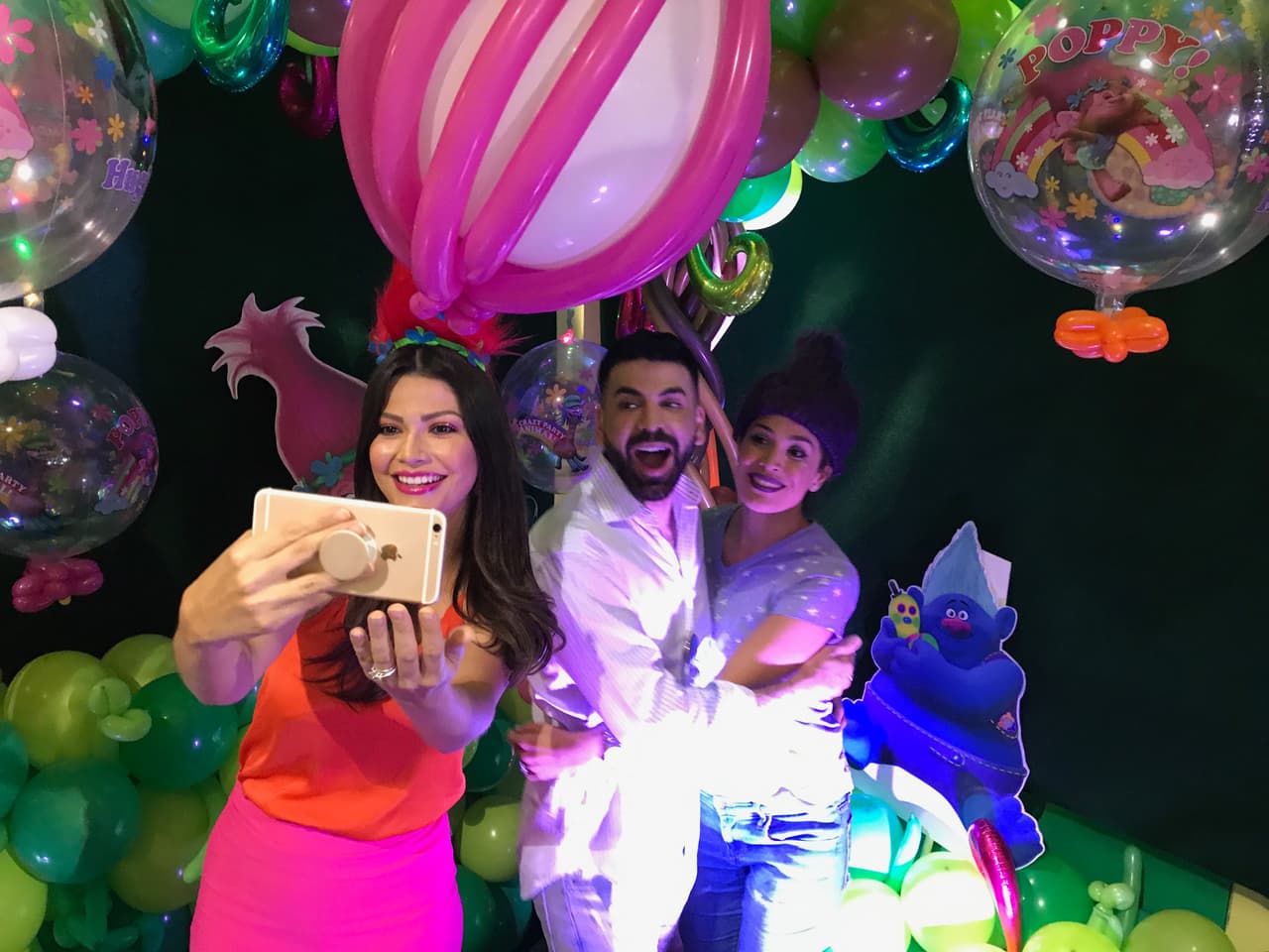 Las 'selfies' no podían faltar, Ana Patricia quería tener foto con todos sus invitados.