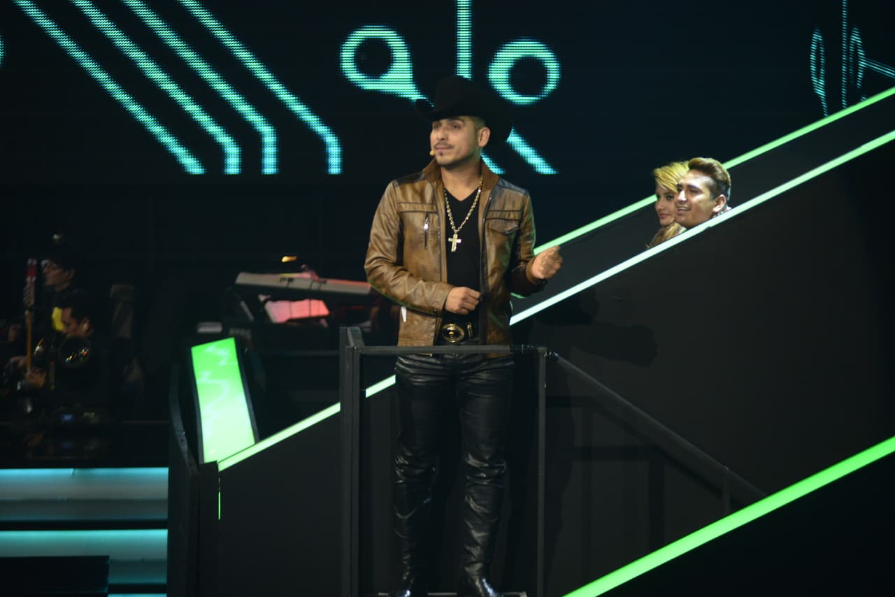 Cuando no están frente a la cámara, los famosos hacen de todo, lo malo es que no se dan cuenta que nuestra cámara indiscreta anda alerta y los está viendo. Así fue como captamos a jueces y capitanes en el detrás de cámaras.