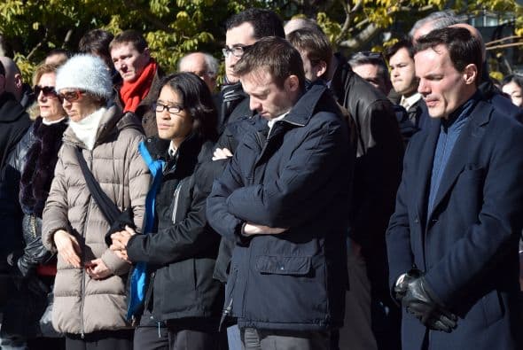 Visiblemente tristes, oraron durante varios minutos afuera de la residencia del embajador de Francia en Japón.