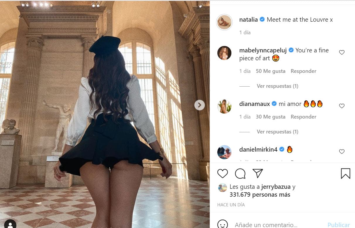 <b><a href="https://www.instagram.com/p/CSUx-0Sscy8/" target="_blank">"Encuéntrame en el Louvre"</a></b>, escribió en la imagen en la que dejó ver parte de su figura. 
<br>