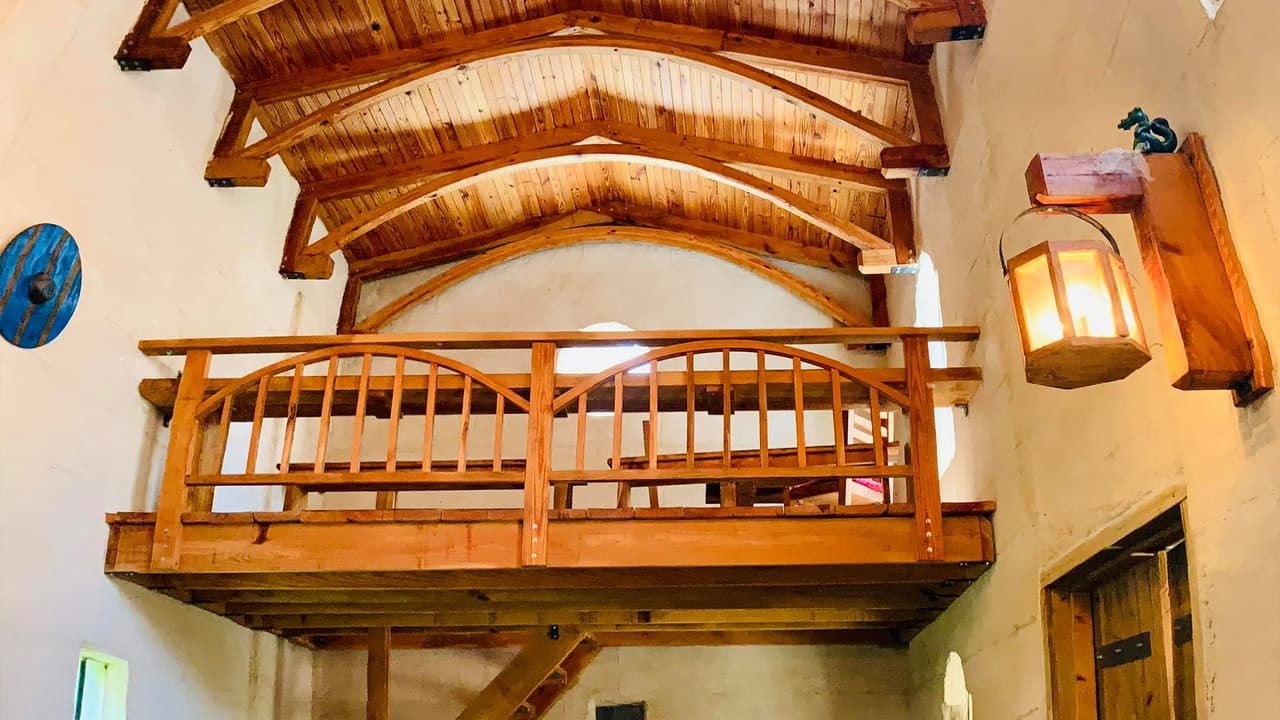 Para entrar, los visitantes deben llegar primero a la panadería e ir en grupos hasta el castillo que está a unos diez minutos de carretera.