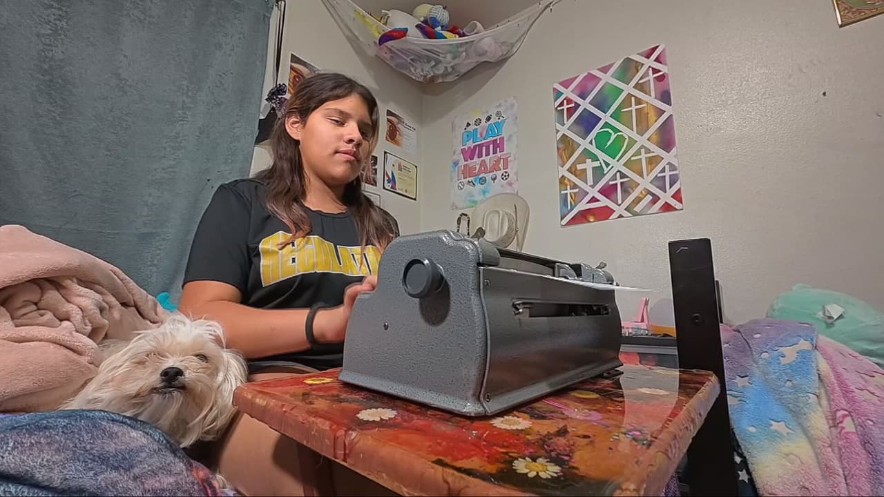 Isabela padece coloboma, una condición congénita que afecta el desarrollo del nervio óptico y provoca pérdida progresiva de la visión.