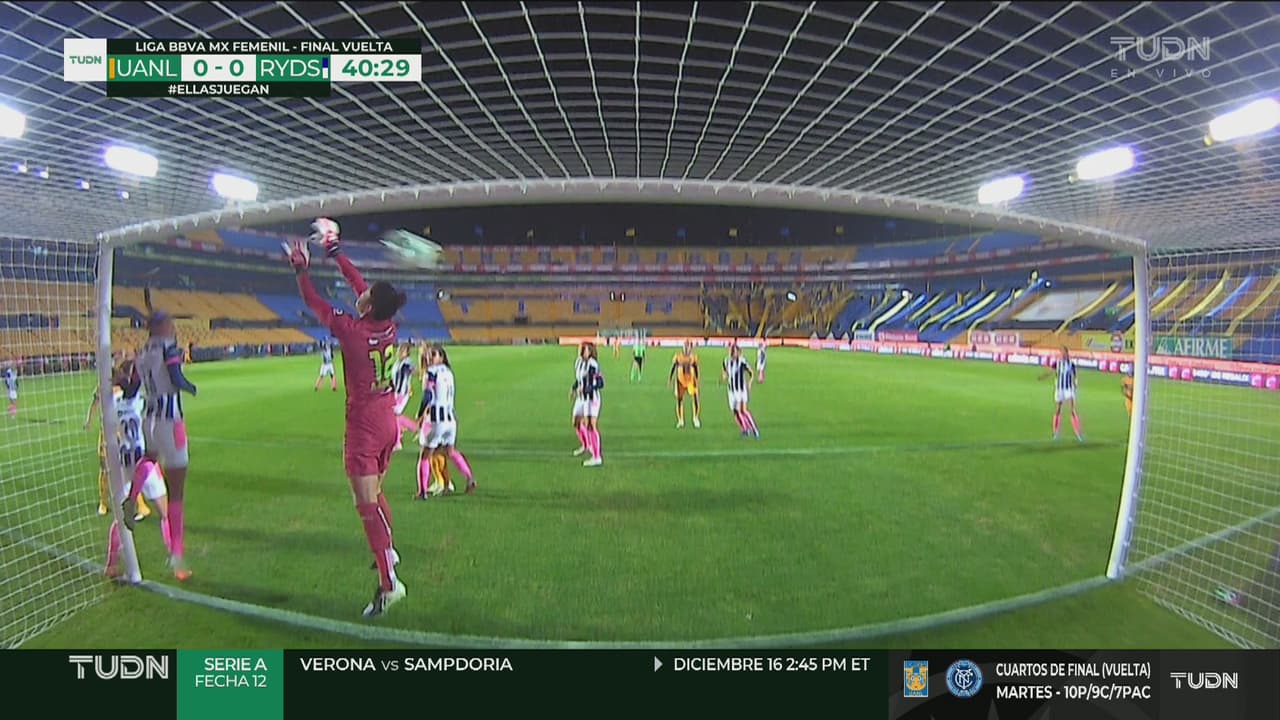 ¡Por poco cae el gol olímpico de Lizbeth Ovalle para Tigres!