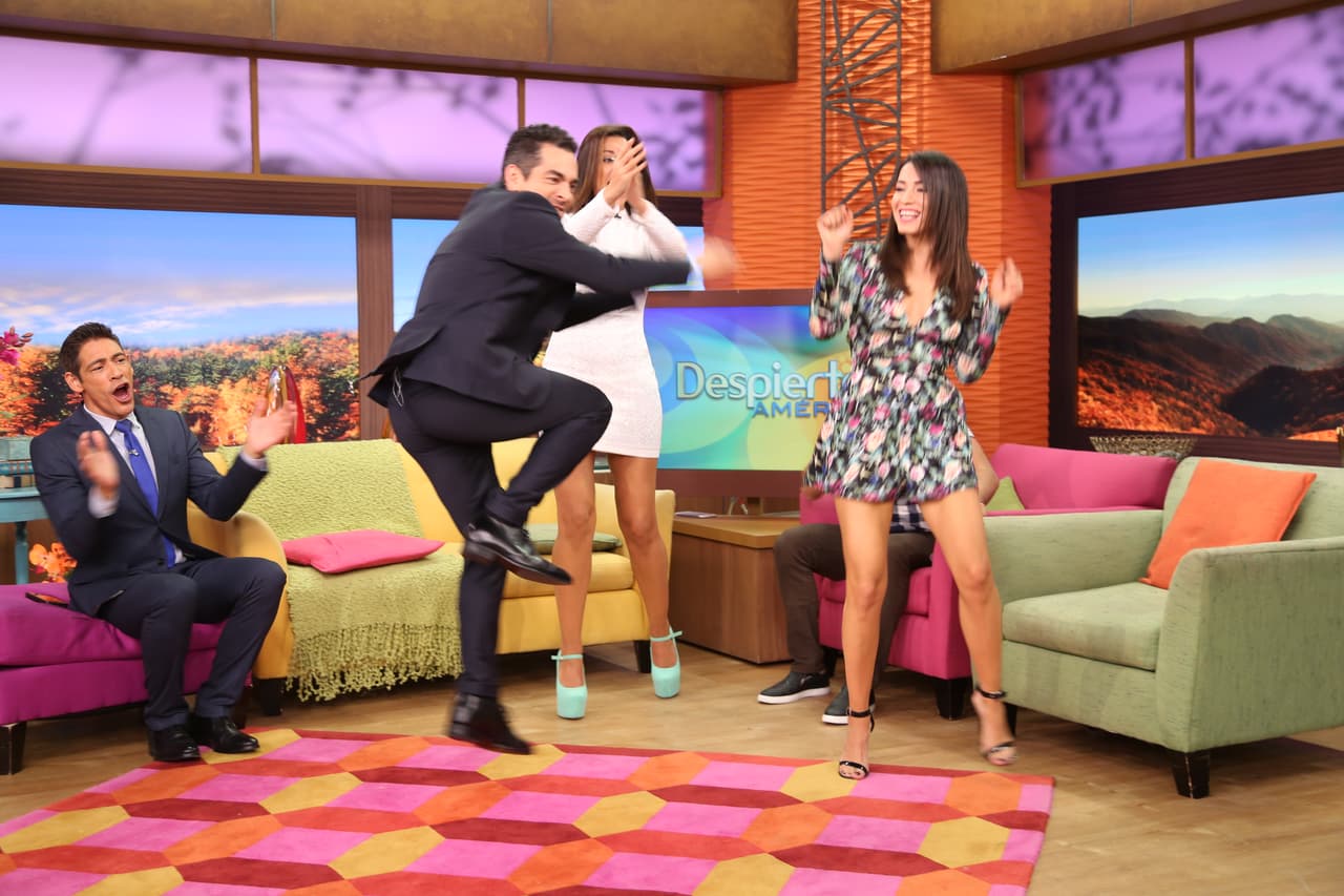 Omar Chaparro hizo gala de sus mejores pasos de baile.