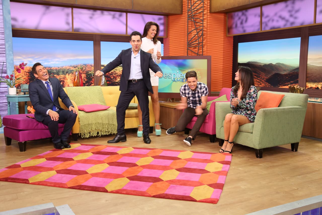 Muy bromista, se subió a su moto.