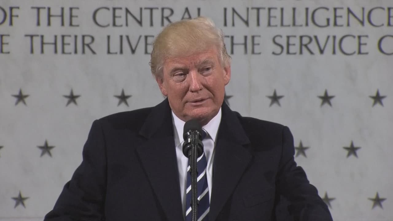 Donald Trump habla a los oficiales de la CIA en la sede de la agencia en Langley, Virginia.