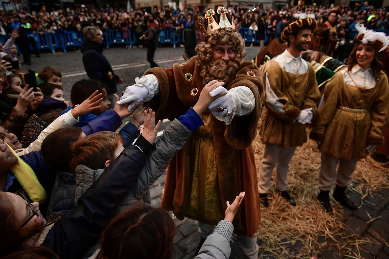 En España tiene mucho arraigo en pueblos y ciudades la celebración el día 5 de enero de la cabalgata de los Reyes Magos, un desfile para el disfrute de los niños. (AP Photo/Alvaro Barrientos)